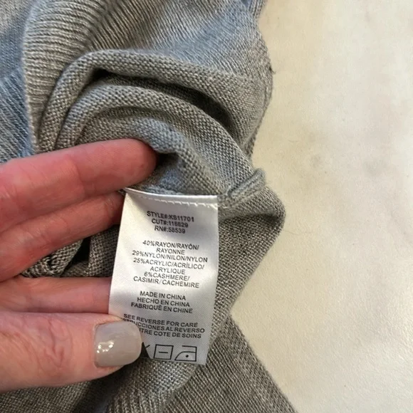 Kut from the Kloth lightweight VNeck sweater - Picture 4 of 7